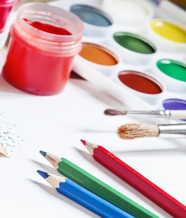 Art therapy paint brushes and pencils